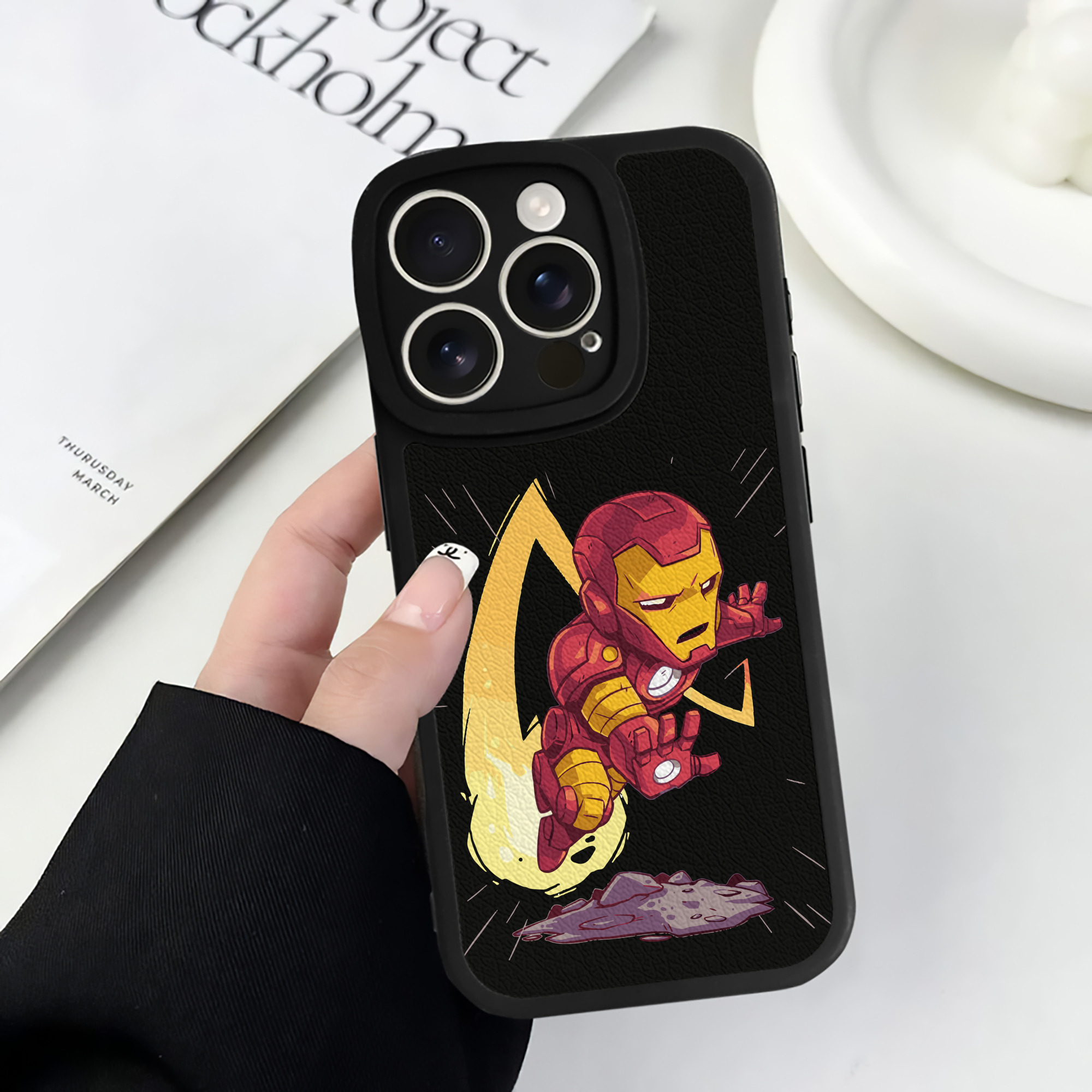 （画像用） アベンジャーズ The Avengers 【iPhone 16シリーズ対応】シリコンスマホケース（レザー調） 材質：シリコン